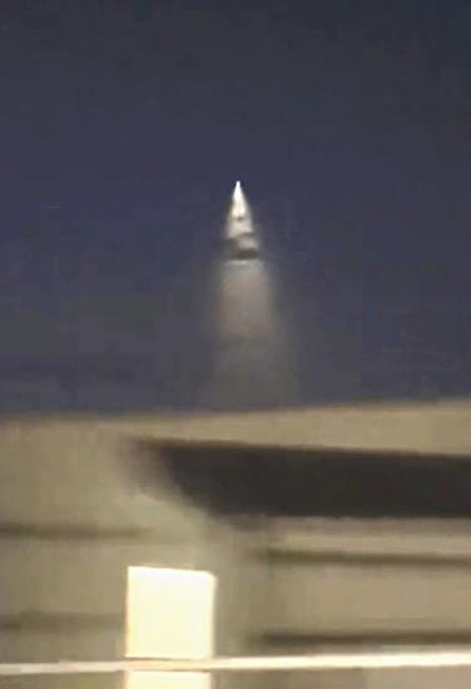 各地で「謎の光」目撃情報…上空に突然、地上へ降り注ぐような光