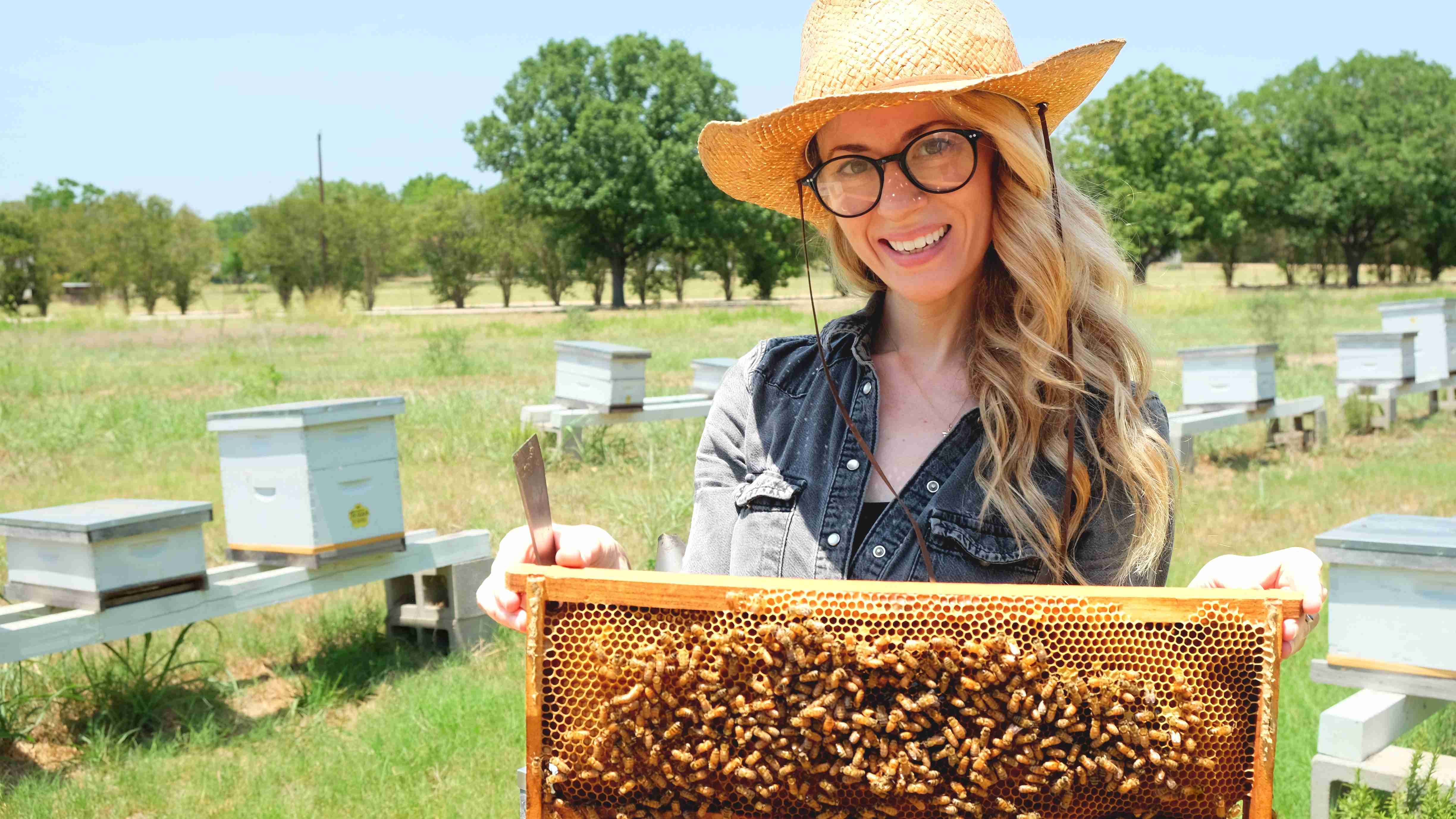 「スーパーマリオ」俳優 蜂に眼球を刺される サングラスとって腫れた目を披露