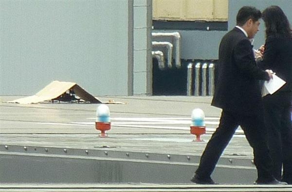 首相官邸屋上に小型無人機「ドローン」が落下　小型カメラや発煙筒、ペットボトルなど搭載