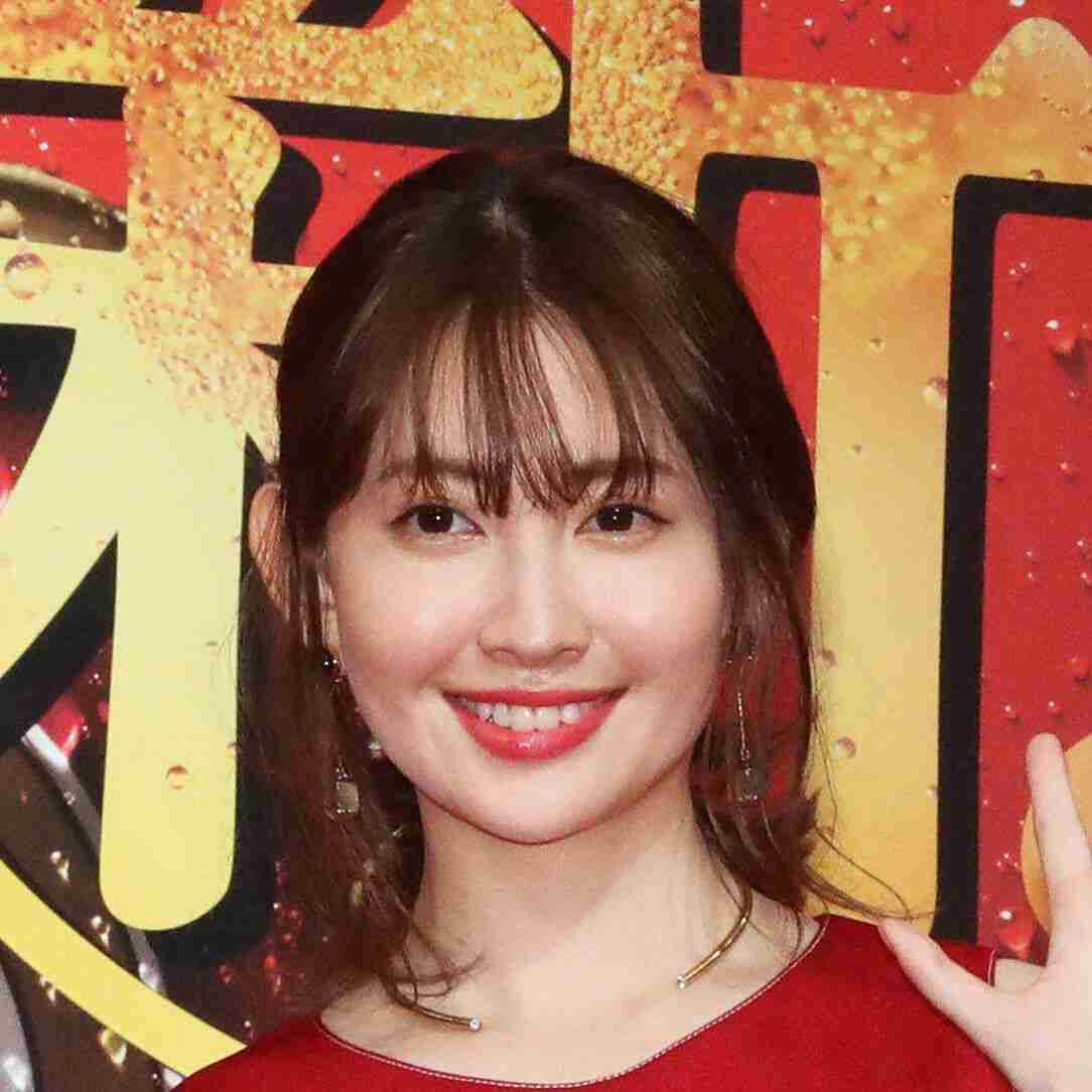 小嶋陽菜、クリスマスイブのサービスショット！「ポーズの女王」「超絶お美しい」ニットワンピ姿
