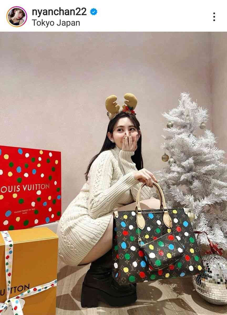 小嶋陽菜、クリスマスイブのサービスショット！「ポーズの女王」「超絶お美しい」ニットワンピ姿