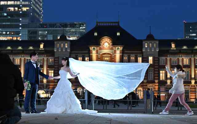 「映える」東京駅にドレス姿の行列 15万円でも前撮りしたい理由