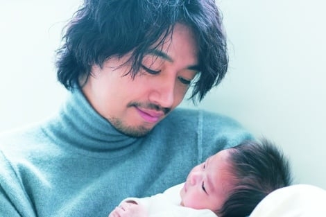 男性妊夫役でドラマ主演の斎藤工、『ひよこクラブ』表紙に登場 生後1ヶ月の赤ちゃんを抱っこ