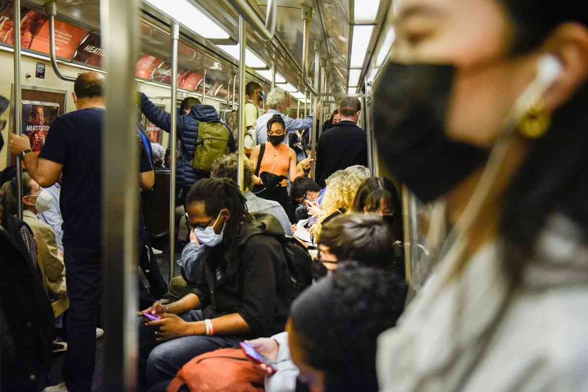 ＮＹでマスク復活、市当局が住民に着用勧告－屋内や混んだ屋外も - Bloomberg