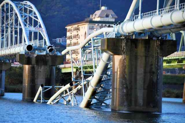 水道橋が破損し、紀の川に落下　和歌山市北部6万世帯で断水へ