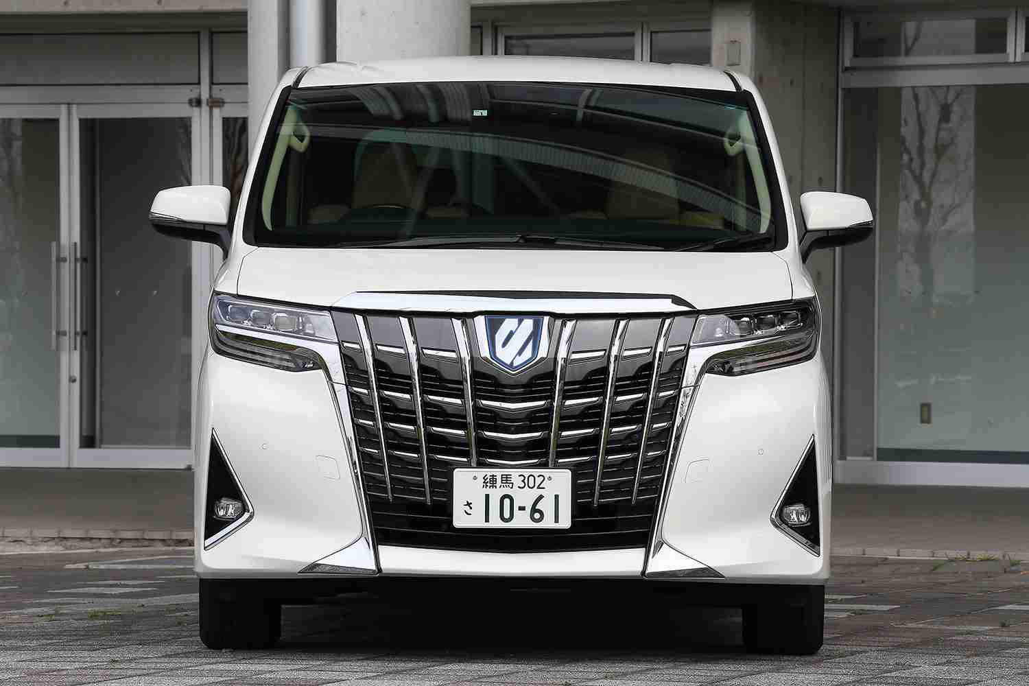 ぶっちゃけ高級車レベルの価格のトヨタ・アルファード！ 走りまくってるけど誰が買ってるの？ | 自動車情報・ニュース WEB CARTOP