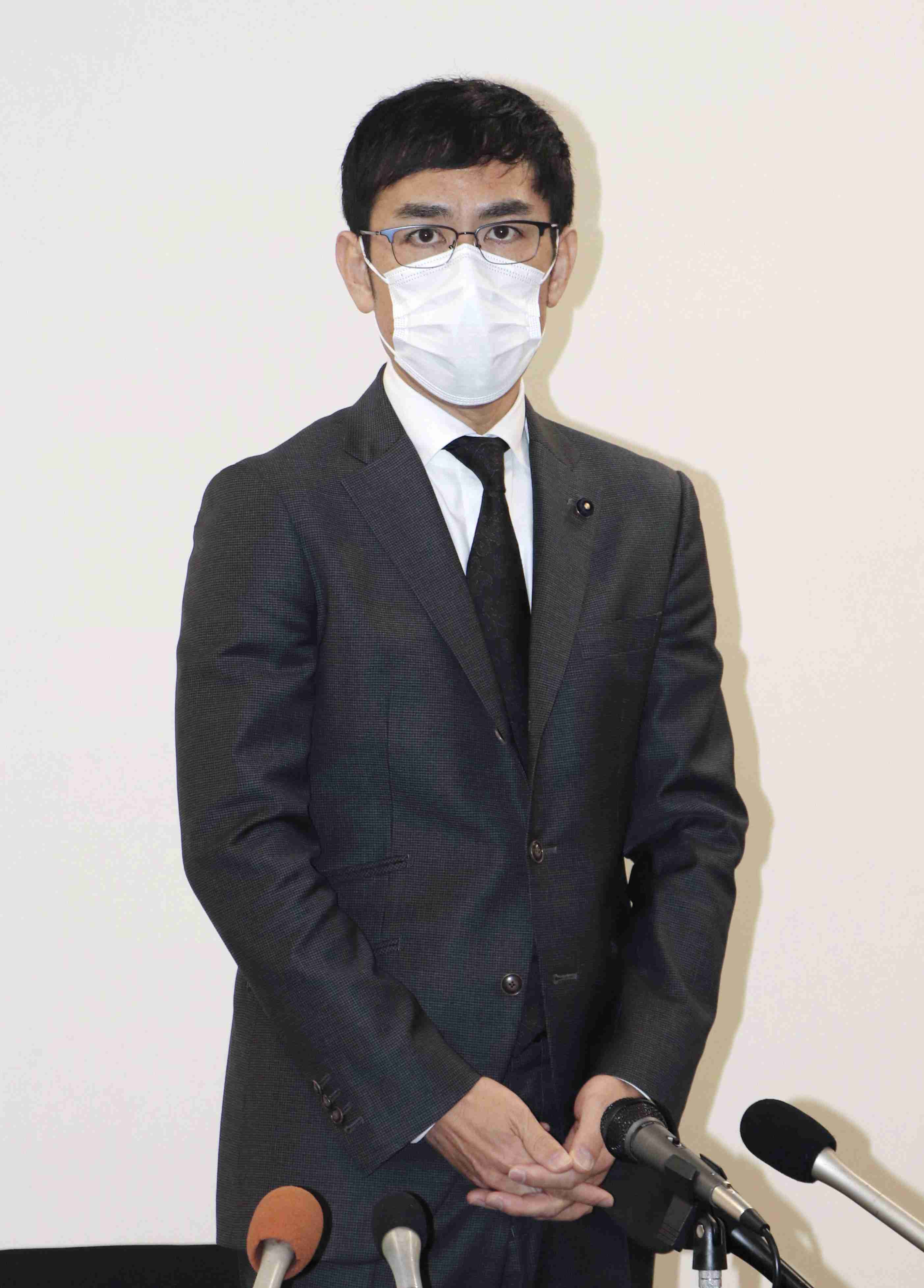 長崎県議が酔って列車内で懸垂 動画拡散、過去に飲酒運転も?
