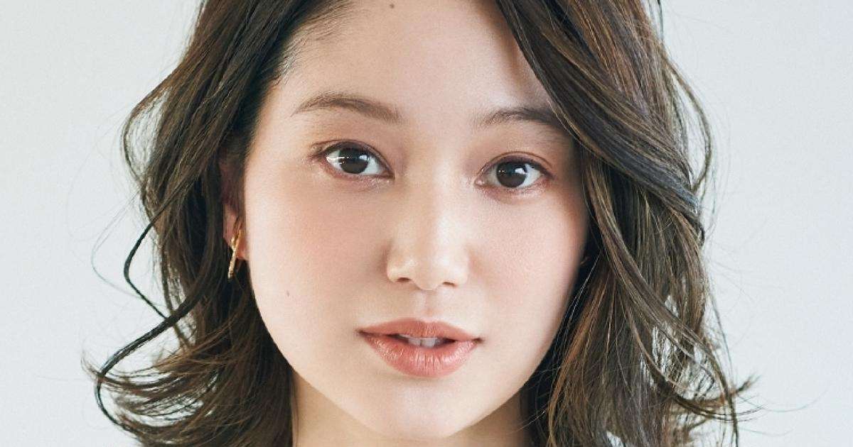 【ボブ：30代〜40代の大人の髪型】働く女性の好感度ヘア⑧トレンドの縦落ちパーマボブ｜＠BAILA