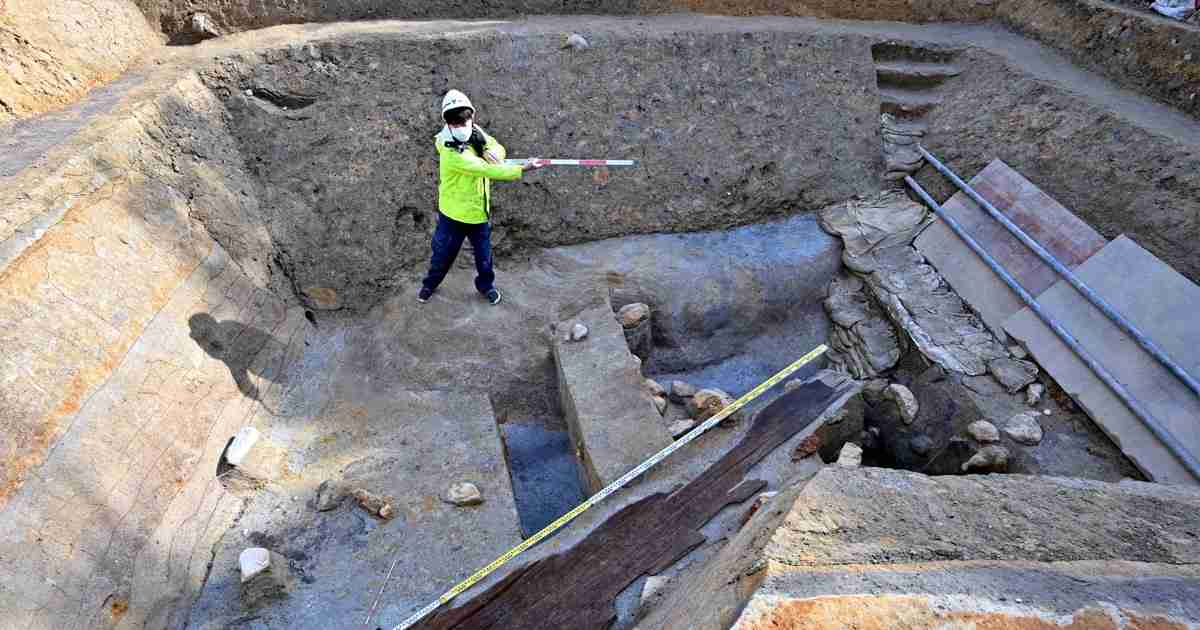 国内最大、3.5メートルの木製埴輪　世界遺産の峯ケ塚古墳で出土 | 毎日新聞