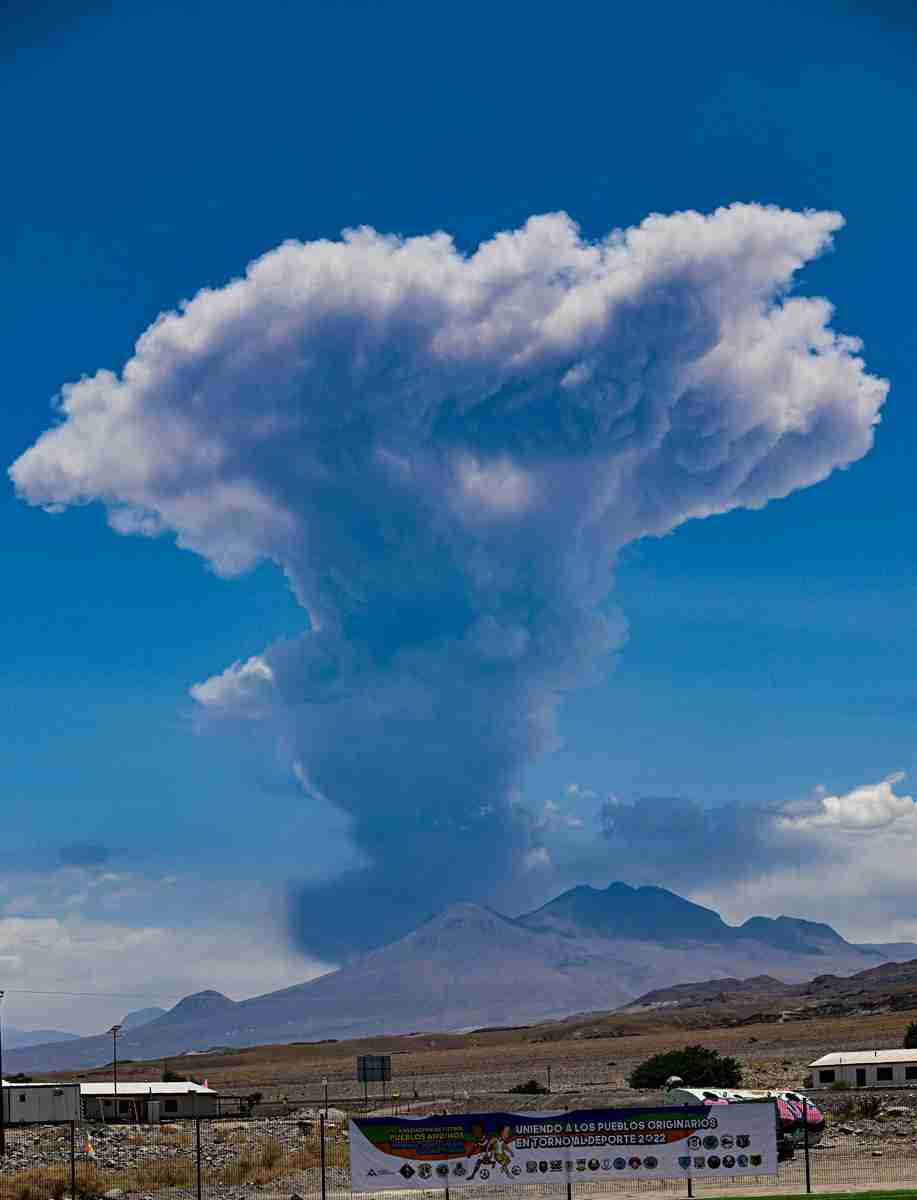 アンデスの火山噴火　チリ（時事通信） - Yahoo!ニュース