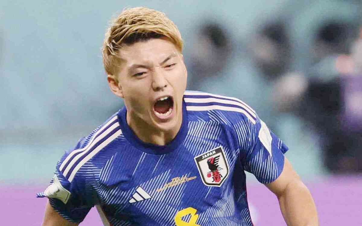 〈両親と一緒にW杯応援写真〉日本代表・堂安律 “小悪魔インフルエンサー”との親公認交際 | 文春オンライン