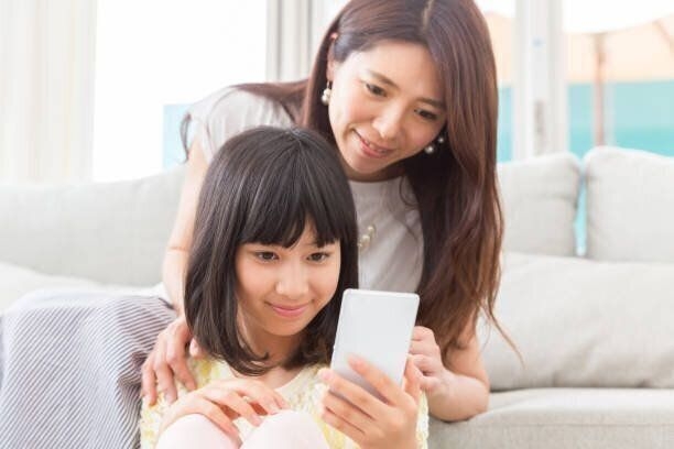 「スマホ依存」「SNSトラブル」子どもにスマートフォンを持たせるときの不安。みんなはどうしている?