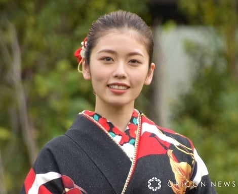 小芝風花、シックなカラーの晴れ着姿「少しでも大人っぽく」