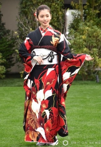 小芝風花、シックなカラーの晴れ着姿「少しでも大人っぽく」