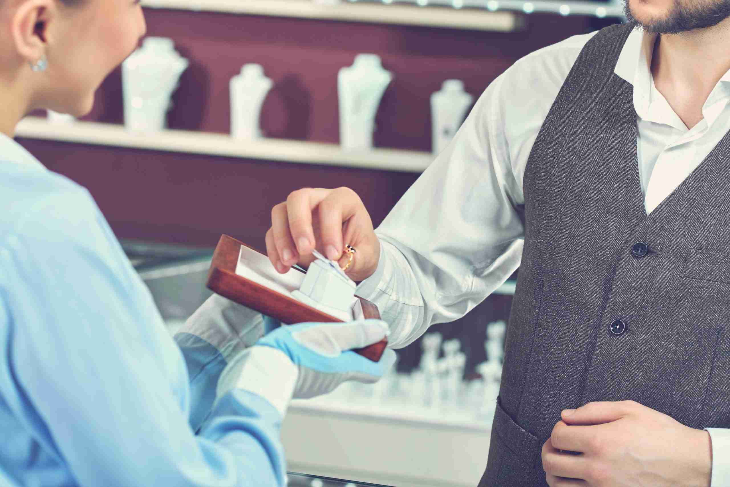 「浮気している男性は妻と愛人に同じプレゼントを買う」　高級ブランド元店員が激白 – fumumu