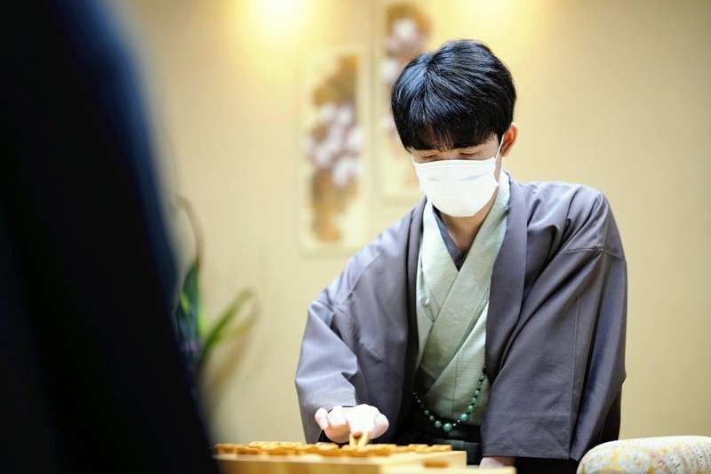 藤井聡太竜王が史上最年少20歳4カ月で初防衛／将棋