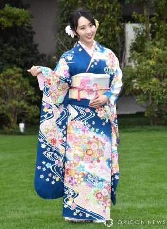 小芝風花、シックなカラーの晴れ着姿「少しでも大人っぽく」