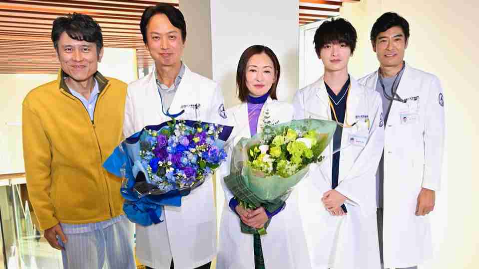 「祈りのカルテ」松雪泰子 椎名桔平 研修医たちを見守る指導医役二人がクランクアップ！｜祈りのカルテ　研修医の謎解き診察記録｜日本テレビ