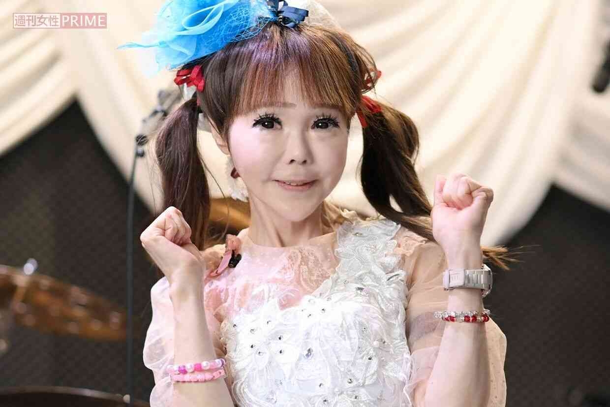 紗栄子“超ミニ×へそ出し×絶対領域”披露「ヘアのテーマは『お蝶夫人』でした」