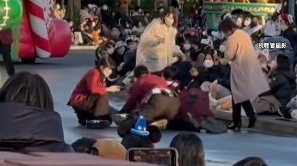 「女性ダンサーの気を引くため」ディズニーランド･パレード乱入男の“動機”「迷惑かけるつもりない」とも　業務妨害容疑で送検｜FNNプライムオンライン