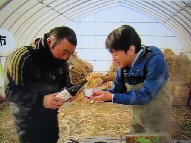 安住紳一郎アナ、生中継で日本酒一気飲み…ネットはトレンド入りの大反響…「めちゃくちゃ飲んでいる」