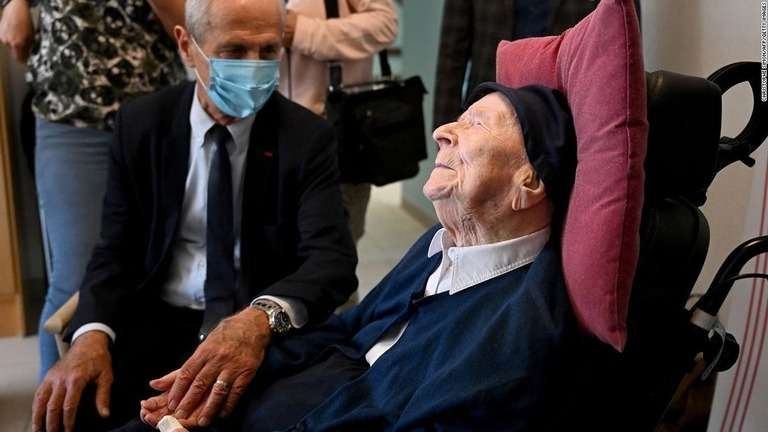 世界最高齢認定は「悲しい栄誉」、チョコとワインを楽しむ118歳の修道女　フランス