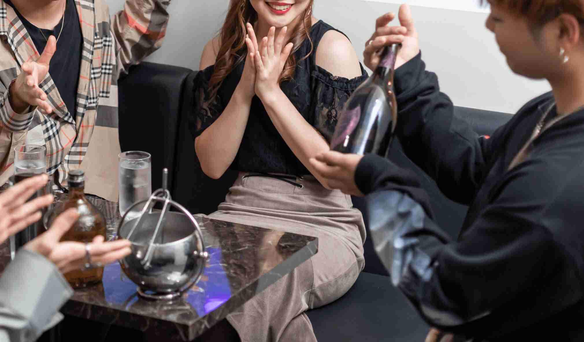 《歌舞伎女子の貧困》事故物件に住んでホスト通いする風俗嬢（25）の告白「週6日の鬼出勤と出稼ぎソープで働き詰め。月100万円がホストに消える」（文春オンライン） - Yahoo!ニュース