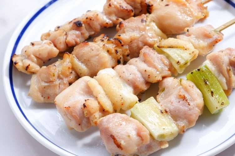 焼き鳥は「塩で頼むのが通」の風潮はなぜ生まれた？　呑兵衛も「タレで何が悪い！」と大反論