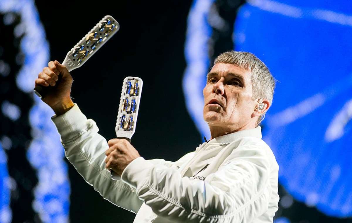 イアン・ブラウン、新型コロナのワクチン接種を求められてフェスのヘッドライナーを辞退 | NME Japan