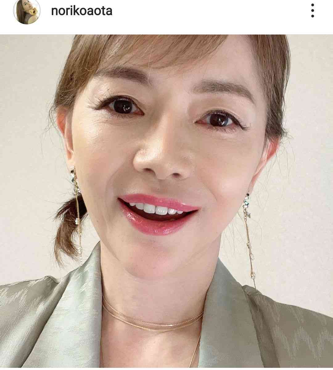 玉置浩二の妻・青田典子、５５歳の最新ショットが素敵！「若返ってますね」「お肌もツルツル憧れます」 : スポーツ報知