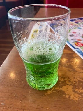 ドリンクバーの「綾鷹メロンソーダ」にSNS驚愕　飲んだ客「衝撃的な味」...メーカーに聞く導入経緯