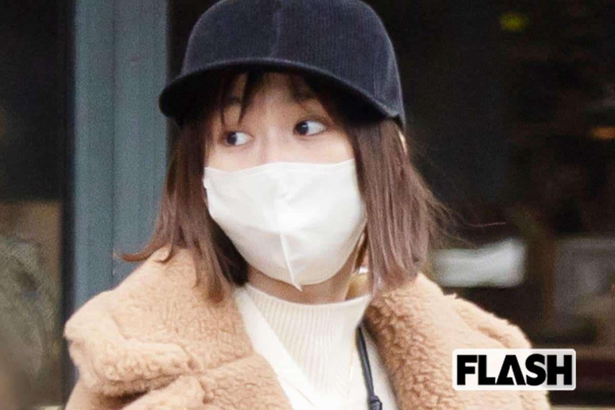 桐谷美玲、愛犬散歩に45万円の高級ブランドコート！独立後も“収入は変わらない”売れっ子ぶり | Smart FLASH/スマフラ[光文社週刊誌]