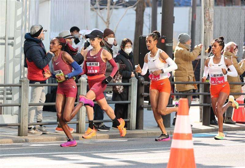 安藤友香が日本人トップの3位！19km以降は海外勢に1人で挑む／大阪国際女子マラソン（月刊陸上競技） - Yahoo!ニュース