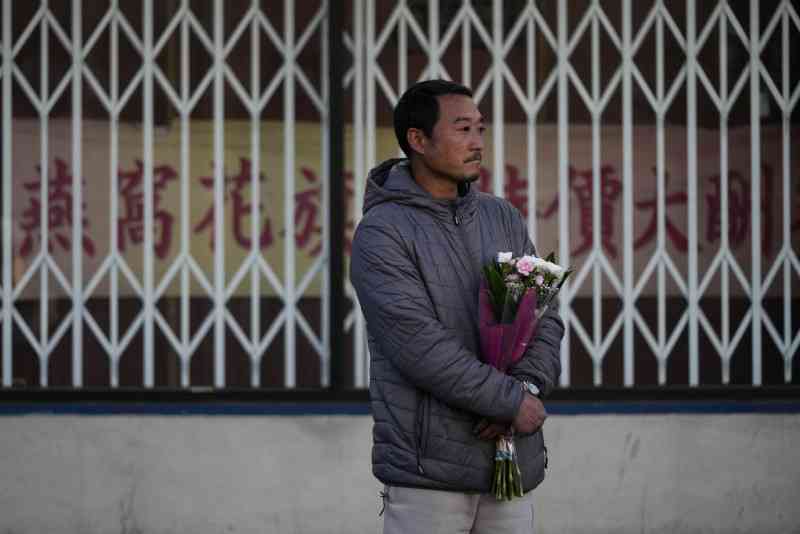 ロサンゼルス郊外の銃乱射、死者11人に　容疑者は42発を発射（毎日新聞） - Yahoo!ニュース