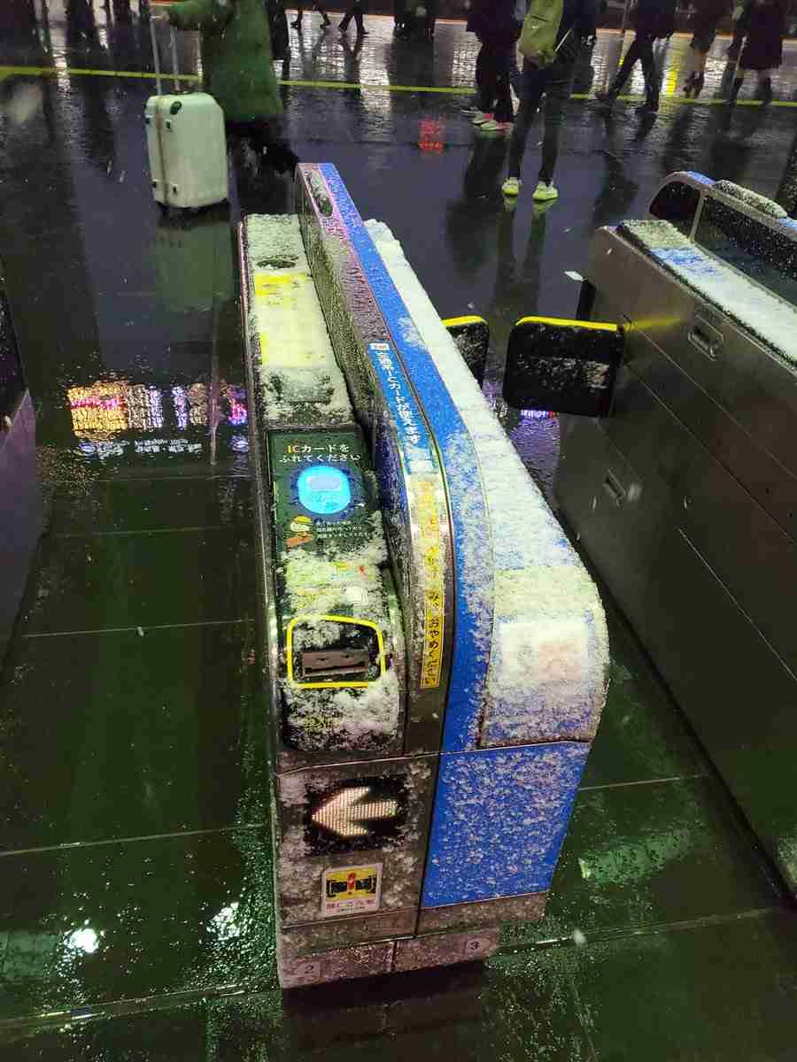京都駅が雪に対して欠陥構造すぎてとんでもない事になっているらしい「吹雪体感施設やん」「大風大雨大雪全てに弱い寒い駅だからな」