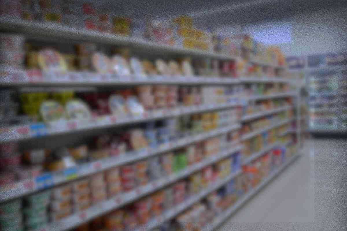 最近「薄暗いコンビニ」が増えている深刻な事情　「店舗側の経営努力だけでは…」 | デイリー新潮