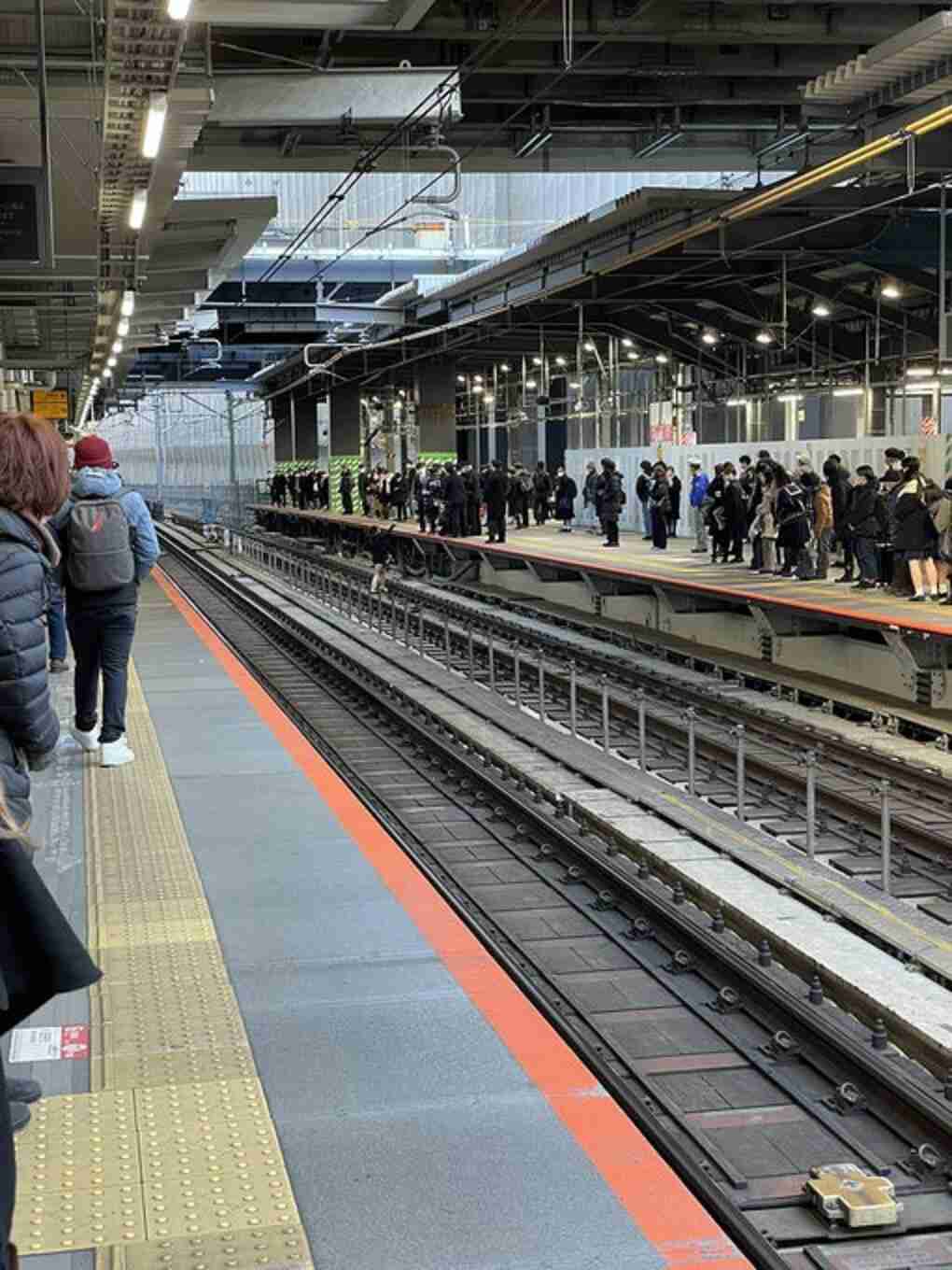 ギャル風女性が線路に侵入...まさかの行動にホーム騒然　渋谷駅で一体何が？JRと目撃者に聞いた: J-CAST ニュース