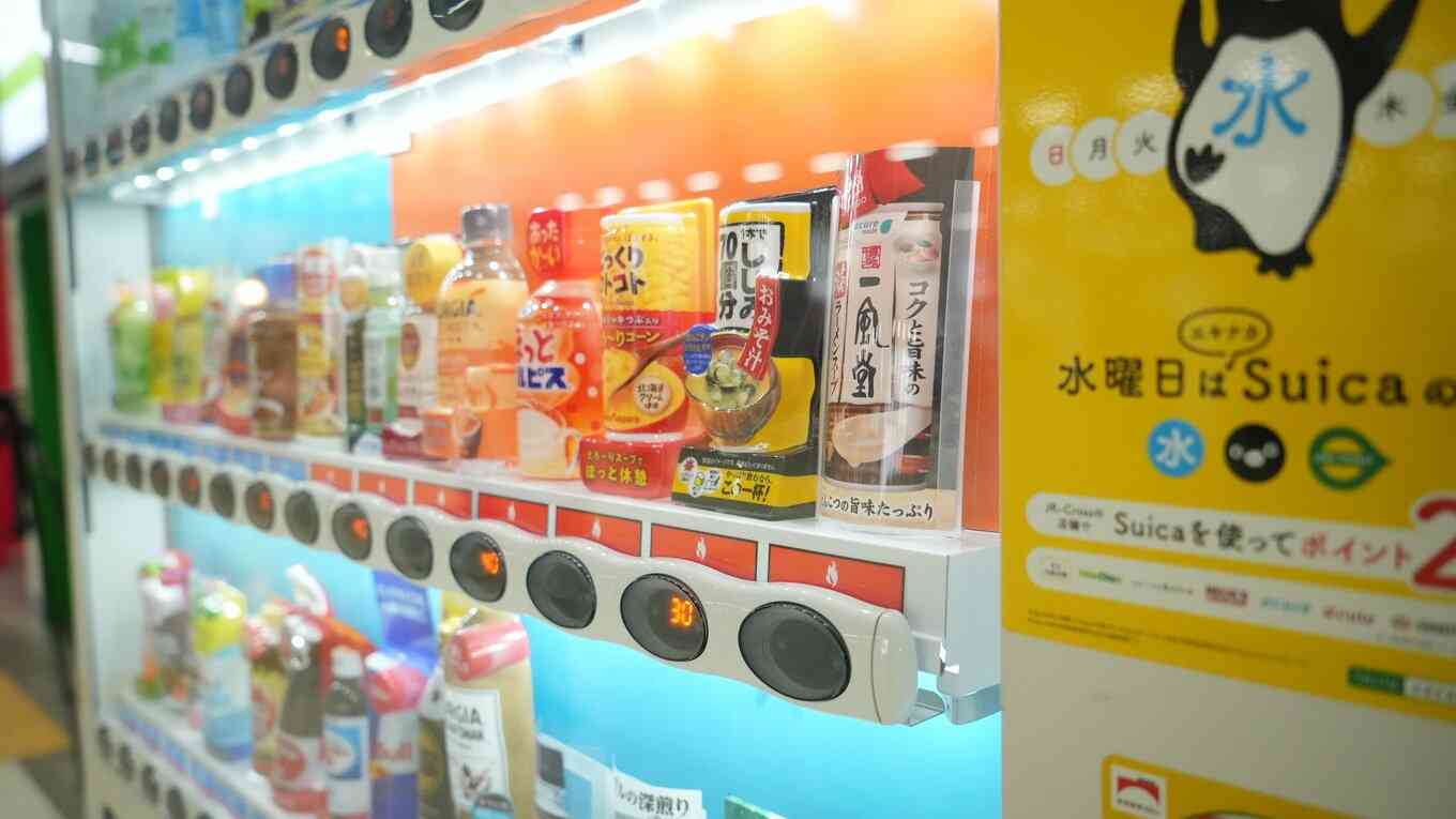 カレーもラーメンも　新作続く自販機「缶スープ」 ニッチで深いニーズが「夜」にあった