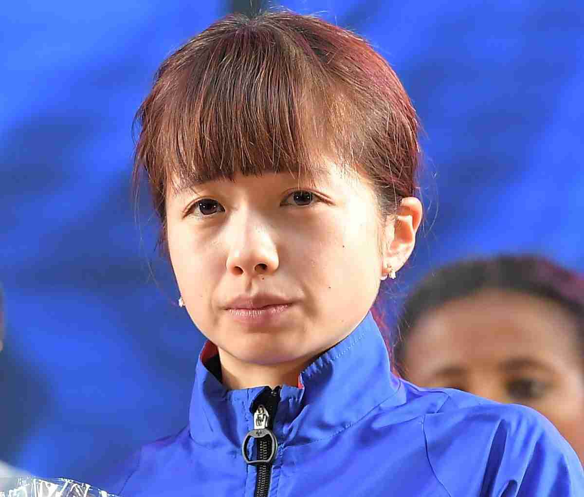 Ｖ候補・佐藤早也伽にアクシデント　集団で足もつれ転倒　両膝に血滲ませ走るも１８キロで途中棄権し号泣　大阪国際女子マラソン（デイリースポーツ） - Yahoo!ニュース
