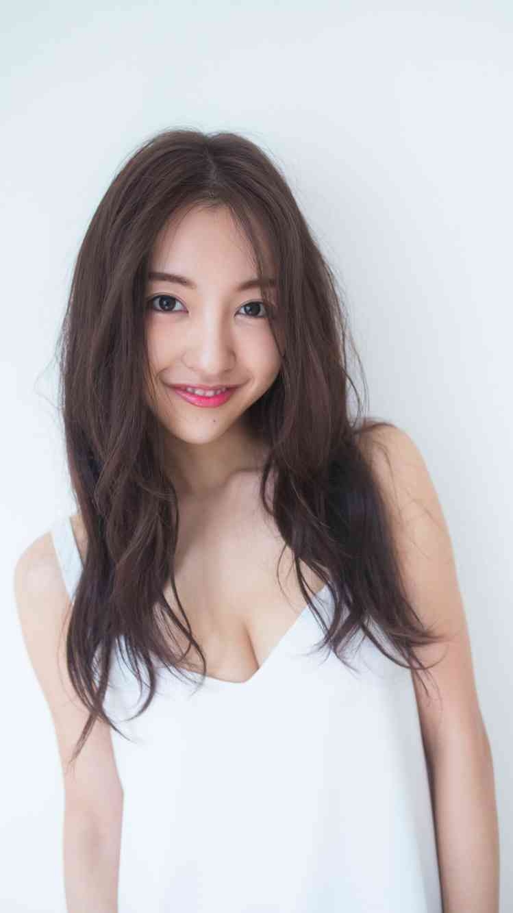 板野友美「服着てる?」SEXY自撮り写真にネットざわつく
