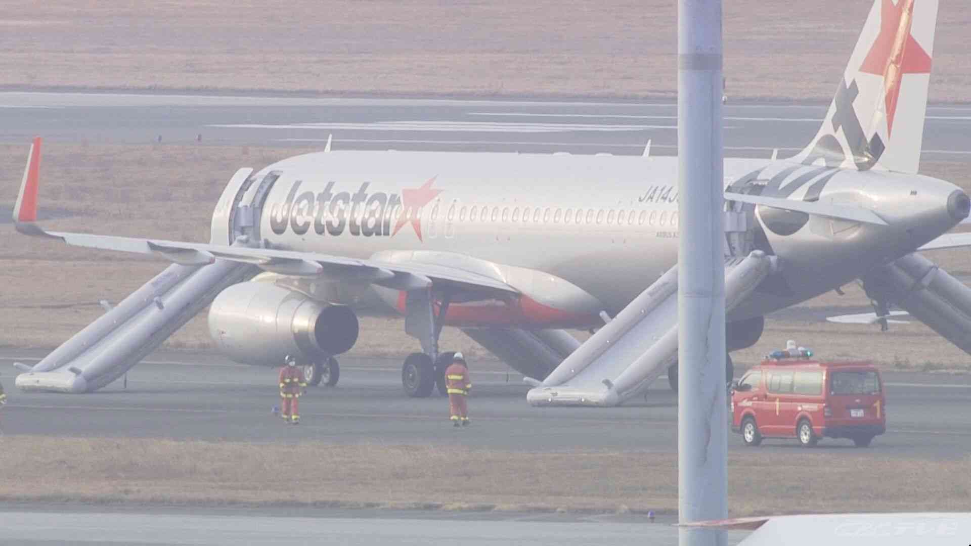 【速報】飛行機に爆発物が仕掛けられたとの情報　成田発福岡行きジェットスター機が中部空港に緊急着陸し乗客が脱出 | TBS NEWS DIG
