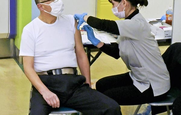 日本でコロナワクチン「年1回」接種が急浮上…米国案に従って大丈夫か、専門家に聞いた（日刊ゲンダイDIGITAL） - Yahoo!ニュース