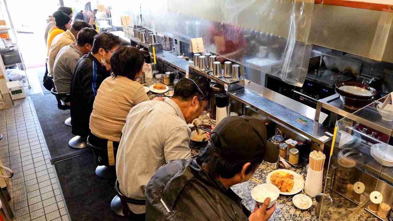 凄まじい爆食いアニキ達が殺到する鬼盛りからあげ町中華に密着！丨Egg Fried Rice-Wok Skills In Japan - YouTube