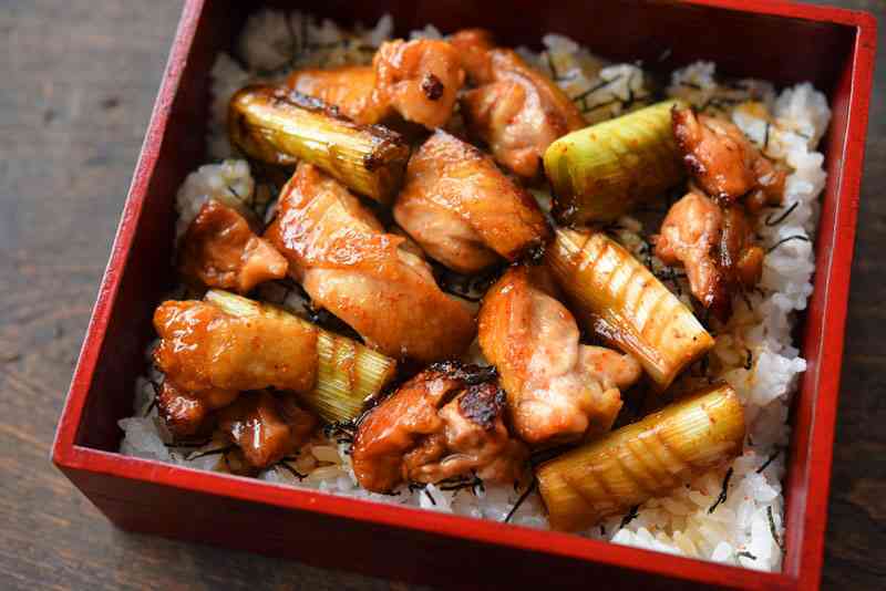 焼き鳥は「塩で頼むのが通」の風潮はなぜ生まれた？　呑兵衛も「タレで何が悪い！」と大反論