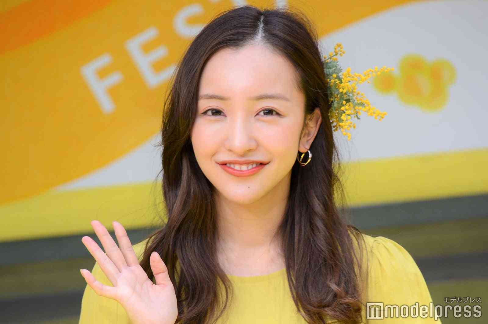 板野友美「服着てる？」SEXY自撮り写真にネットざわつく