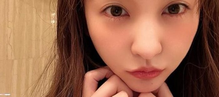 板野友美「服着てる？」SEXY自撮り写真にネットざわつく - モデルプレス