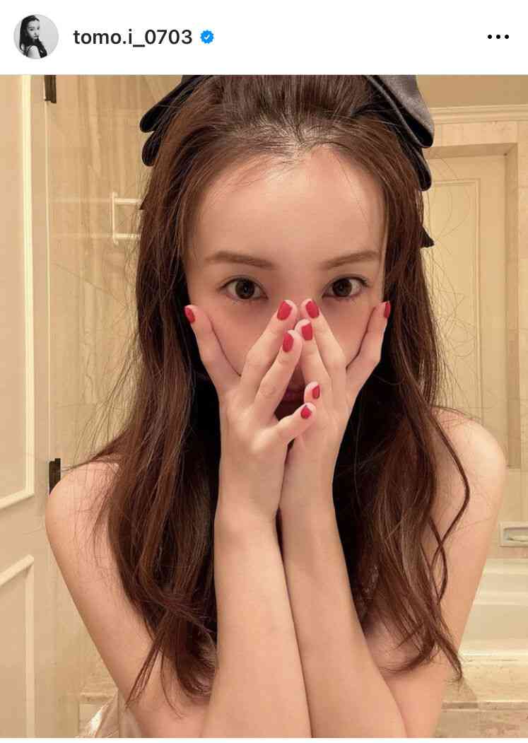 板野友美「服着てる?」SEXY自撮り写真にネットざわつく