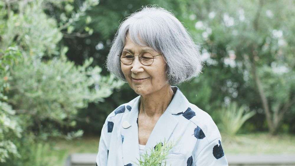 85歳のアパレル店員・小畑さん　79歳で夫を亡くして初めての履歴書を。「100歳大歓迎」ミナ ペルホネンの求人広告が私の人生をどう変えたのか 85歳、「好きなこと」を続けるごきげん暮らし｜話題｜婦人公論.jp