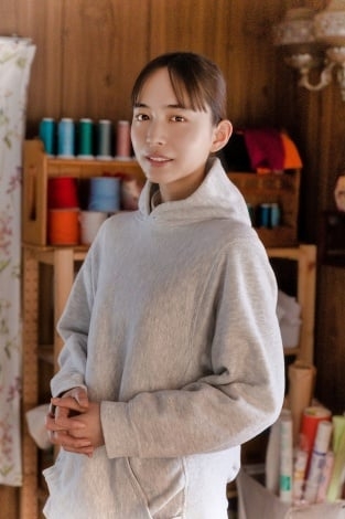 井桁弘恵「おら東京さ行くだ」 地味な田舎女子→TGCデザイナーに “成り上がり” 連ドラ『自由な女神』主演