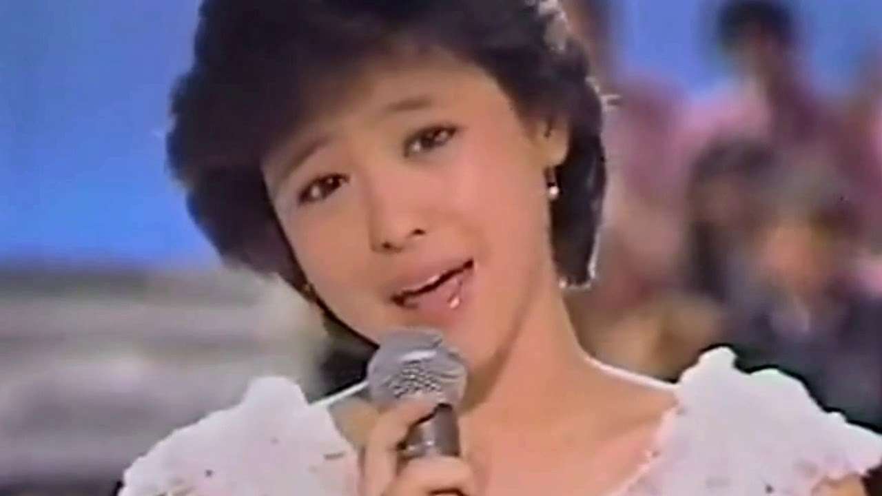 聖子ちゃん！その左眉のバランスが？デザイン変なドレスも気になるぅ～ あなただけ は郷ひろみ？ 野ばらのエチュード - YouTube